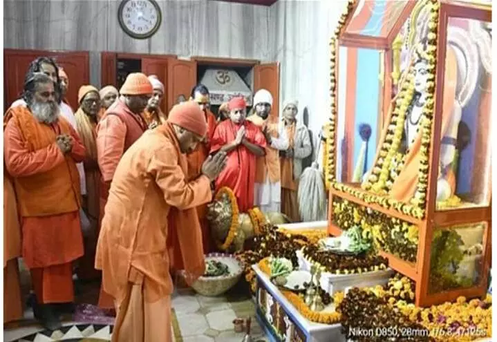 Gorakhpur: भोर से ही चढ़ रही है खिचड़ी..श्रद्धालु बोल रहे हैं..गोरखनाथ बाबा की जय