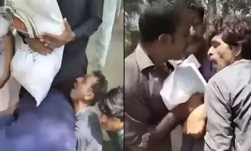 Food Crisis In Pakistan: पाकिस्तान में खाने के पड़े लाले, गेहूं लदे ट्रक का बाइक से पीछा कर रहे लोग, देखें VIDEO Food Crisis In Pakistan: पाकिस्तान में खाने के पड़े लाले, गेहूं लदे ट्रक का बाइक से पीछा कर रहे लोग, देखें VIDEO