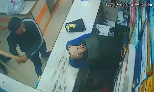 Noida News :दुकानदार को बेरहमी से पीटने का वीडियो वायरल, पुलिस जांच में जुटी Noida News :दुकानदार को बेरहमी से पीटने का वीडियो वायरल, पुलिस जांच में जुटी