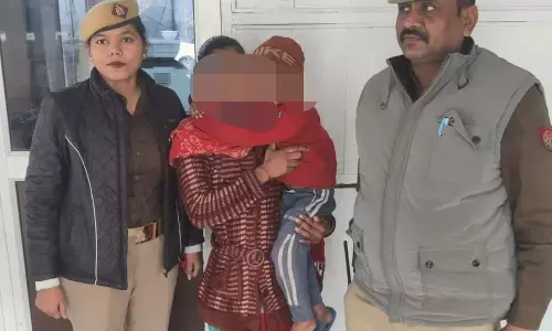 Noida News :  पुलिस ने एक घंटे में गुमशुदा बच्चे को परिवार से मिलाया Noida News :  पुलिस ने एक घंटे में गुमशुदा बच्चे को परिवार से मिलाया