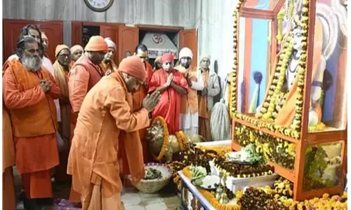 Gorakhpur: भोर से ही चढ़ रही है खिचड़ी..श्रद्धालु बोल रहे हैं..गोरखनाथ बाबा की जय