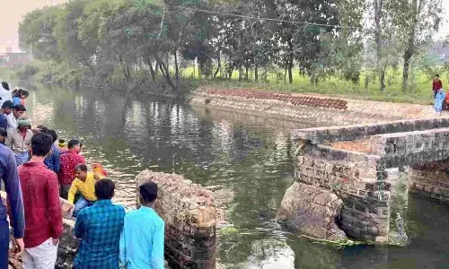 Etah News : नहर में पानी में बाइक दिखने पर मचा ह्ड़कंप, तलाशने पर एक शव मिलने से पुलिस भी चौंक पड़ी! Etah News : नहर में पानी में बाइक दिखने पर मचा ह्ड़कंप, तलाशने पर एक शव मिलने से पुलिस भी चौंक पड़ी!