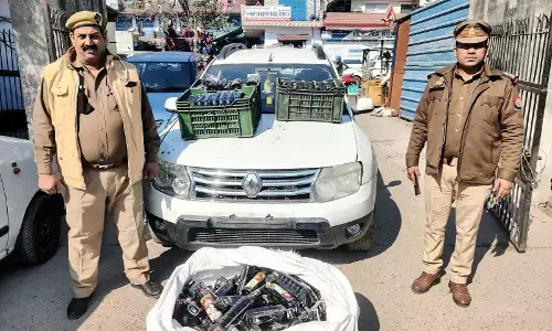 Noida News: अवैध शराब से भरी डस्टर कार बरामद,दो अभियुक्त मौके से फरार Noida News: अवैध शराब से भरी डस्टर कार बरामद,दो अभियुक्त मौके से फरार