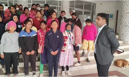 रात के अंधेरे में स्कूल से एक साथ भाग गईं 61 छात्राएं, वजह जानकर उड़ जाएंगे होश रात के अंधेरे में स्कूल से एक साथ भाग गईं 61 छात्राएं, वजह जानकर उड़ जाएंगे होश