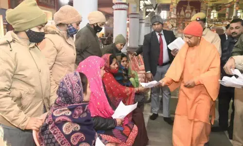 Gorakhpur News: CM योगी आदित्यनाथ ने जनता दरबार में सुनीं लोगों की समस्याएं, अधिकारियों को दिया निर्देश