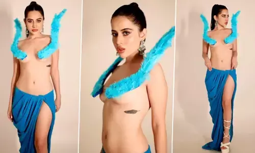 Urfi Javed Sexy Video: Urfi Javed ने टॉपलेस होकर पोस्ट किया बोल्ड Video, कॉस्टयूम देखकर लोग भी हुए हैरान Urfi Javed Sexy Video: Urfi Javed ने टॉपलेस होकर पोस्ट किया बोल्ड Video, कॉस्टयूम देखकर लोग भी हुए हैरान