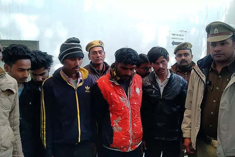 Noida News: मोबाइल चोरी करने वाले गैंग का पर्दाफाश, 6 शातिर गिरफ्तार