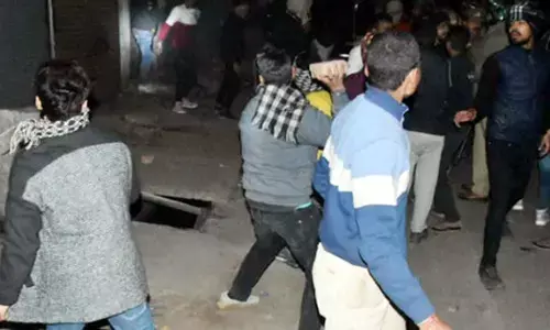 Alighar News: рдЪрд┐рдХрди рд╢реЙрдк рдкрд░ рдХрд╣рд╛рд╕реБрдиреА, рдкрдерд░рд╛рд╡ рд╕реЗ рдмрд┐рдЧрдбрд╝рд╛ рдорд╛рд╣реМрд▓, 12 рдерд╛рдиреЛрдВ рдХреА рдлреЛрд░реНрд╕ рддреИрдирд╛рдд Alighar News: рдЪрд┐рдХрди рд╢реЙрдк рдкрд░ рдХрд╣рд╛рд╕реБрдиреА, рдкрдерд░рд╛рд╡ рд╕реЗ рдмрд┐рдЧрдбрд╝рд╛ рдорд╛рд╣реМрд▓, 12 рдерд╛рдиреЛрдВ рдХреА рдлреЛрд░реНрд╕ рддреИрдирд╛рдд