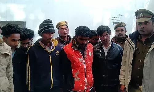 Noida News: मोबाइल चोरी करने वाले गैंग का पर्दाफाश, 6 शातिर गिरफ्तार Noida News: मोबाइल चोरी करने वाले गैंग का पर्दाफाश, 6 शातिर गिरफ्तार