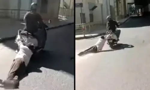 Shocking video: एक शख्स को बाइक सवार ने दूर तक घसीटा, बेंगलुरु में हुई दिल दहला देने वाली घटना Shocking video: एक शख्स को बाइक सवार ने दूर तक घसीटा, बेंगलुरु में हुई दिल दहला देने वाली घटना