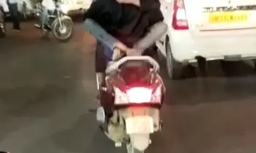 Lucknow News: रोड पर चलती स्कूटी पर लड़की के साथ रोमांस करना पड़ा भरी, अश्लीलता फैलाने के आरोप में लड़के की हुई गिरफ्तारी Lucknow News: रोड पर चलती स्कूटी पर लड़की के साथ रोमांस करना पड़ा भरी, अश्लीलता फैलाने के आरोप में लड़के की हुई गिरफ्तारी