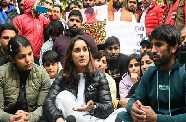 कुश्ती महासंघ के अध्यक्ष बृजभूषण शरण सिंह और कोच पर लगा यौन शौषण का आरोप, विनेश फोगाट और बजरंग पुनिया सहित 200 पहलवान दे रहे हैं धरना कुश्ती महासंघ के अध्यक्ष बृजभूषण शरण सिंह और कोच पर लगा यौन शौषण का आरोप, विनेश फोगाट और बजरंग पुनिया सहित 200 पहलवान दे रहे हैं धरना