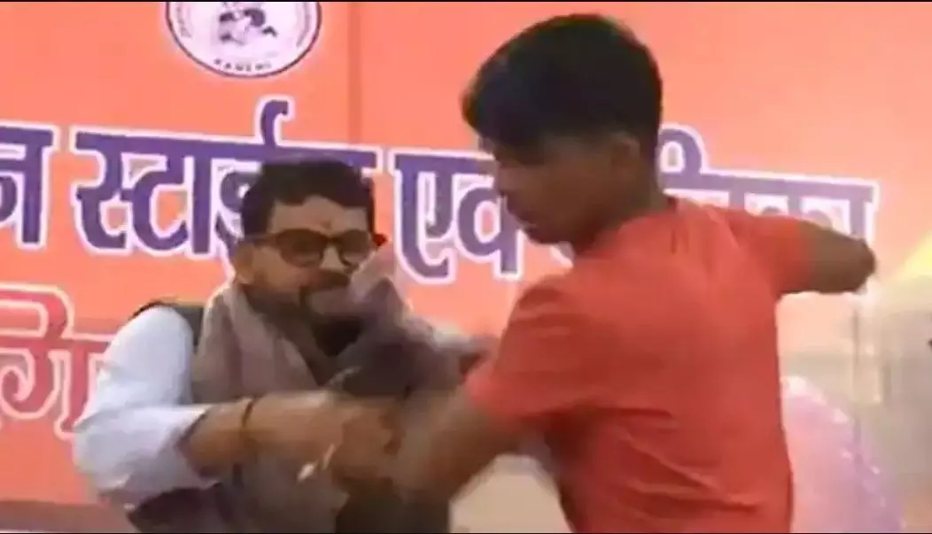 Brij Bhushan Singh: गुस्से में सरेआम मंच पर खिलाड़ी को जड़ दिया था थप्पड़, जानिए कौन हैं बृजभूषण सिंह