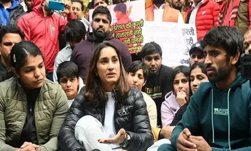 कुश्ती महासंघ के अध्यक्ष बृजभूषण शरण सिंह और कोच पर लगा यौन शौषण का आरोप, विनेश फोगाट और बजरंग पुनिया सहित 200 पहलवान दे रहे हैं धरना कुश्ती महासंघ के अध्यक्ष बृजभूषण शरण सिंह और कोच पर लगा यौन शौषण का आरोप, विनेश फोगाट और बजरंग पुनिया सहित 200 पहलवान दे रहे हैं धरना