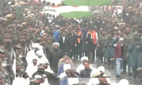 рднрд╛рд░рдд рдЬреЛрдбрд╝реЛ рдпрд╛рддреНрд░рд╛: рдХрд╢реНрдореАрд░ рдореЗрдВ рдпрд╛рддреНрд░рд╛ рд╢реБрд░реВ рд╣реЛрддреЗ рд╣реА рдмрджрд▓рд╛ рд░рд╛рд╣реБрд▓ рдЧрд╛рдВрдзреА рдХрд╛ рд░реВрдк! рдЯреА-рд╢рд░реНрдЯ рдкрд░ рдмреНрд▓реИрдХ рдЬреИрдХреЗрдЯ рдкрд╣рдиреЗ рджрд┐рдЦреЗ рдХрд╛рдВрдЧреНрд░реЗрд╕ рд╕рд╛рдВрд╕рдж рднрд╛рд░рдд рдЬреЛрдбрд╝реЛ рдпрд╛рддреНрд░рд╛: рдХрд╢реНрдореАрд░ рдореЗрдВ рдпрд╛рддреНрд░рд╛ рд╢реБрд░реВ рд╣реЛрддреЗ рд╣реА рдмрджрд▓рд╛ рд░рд╛рд╣реБрд▓ рдЧрд╛рдВрдзреА рдХрд╛ рд░реВрдк! рдЯреА-рд╢рд░реНрдЯ рдкрд░ рдмреНрд▓реИрдХ рдЬреИрдХреЗрдЯ рдкрд╣рдиреЗ рджрд┐рдЦреЗ рдХрд╛рдВрдЧреНрд░реЗрд╕ рд╕рд╛рдВрд╕рдж