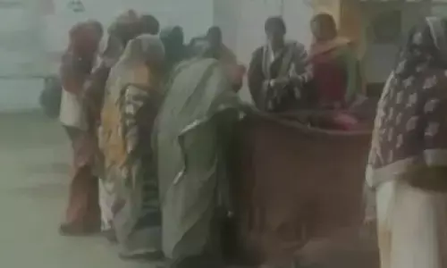 UP: बड़ी लापरवाही, महिला को भर्ती करने से किया इनकार, अस्पताल के बाहर ही दिया बच्चे को जन्म UP: बड़ी लापरवाही, महिला को भर्ती करने से किया इनकार, अस्पताल के बाहर ही दिया बच्चे को जन्म