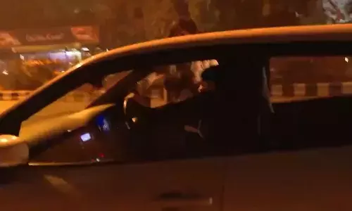 Delhi: स्वाति मालीवाल से छेड़छाड़ का वीडियो आया सामने, नशे में धुत शख्स ने कार से घसीटा Delhi: स्वाति मालीवाल से छेड़छाड़ का वीडियो आया सामने, नशे में धुत शख्स ने कार से घसीटा