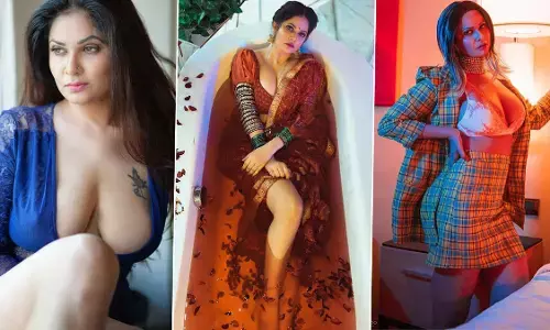 Aabha Paul Sexy Video: एक्ट्रेस Aabha Paul ने सिर्फ टॉवल पहनकर दिया हॉट पोज, देखें Sexy Photos Aabha Paul Sexy Video: एक्ट्रेस Aabha Paul ने सिर्फ टॉवल पहनकर दिया हॉट पोज, देखें Sexy Photos