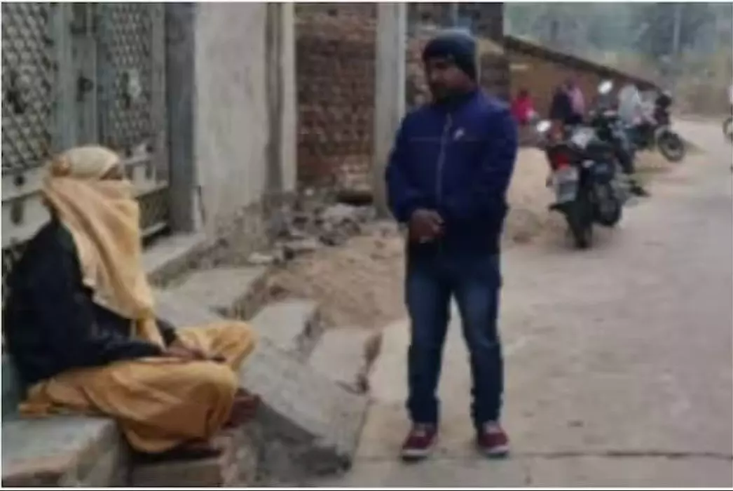 Dhanbad News,: प्रेमी के घर के बाहर 60 घंटे से धरने पर बैठी लड़की की ज़िद, पुलिस से बोली...
