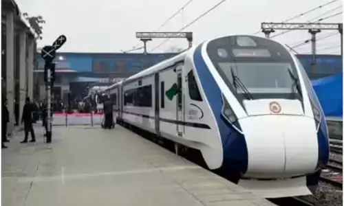 Vande Bharat Express: वंदे भारत एक्सप्रेस पर फिर पथराव, बिहार के कटिहार में फेंके गए पत्थर, ट्रेन की खिड़की का शीशा टूटा Vande Bharat Express: वंदे भारत एक्सप्रेस पर फिर पथराव, बिहार के कटिहार में फेंके गए पत्थर, ट्रेन की खिड़की का शीशा टूटा
