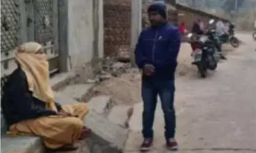 Dhanbad News,: प्रेमी के घर के बाहर 60 घंटे से धरने पर बैठी लड़की की ज़िद, पुलिस से बोली... Dhanbad News,: प्रेमी के घर के बाहर 60 घंटे से धरने पर बैठी लड़की की ज़िद, पुलिस से बोली...