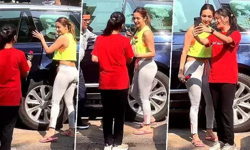 Malaika Arora Sexy Video: फैन का मलाइका अरोड़ा पर बरसा प्यार, गुलाब के फूल के साथ दी मीठी स्माइल Malaika Arora Sexy Video: फैन का मलाइका अरोड़ा पर बरसा प्यार, गुलाब के फूल के साथ दी मीठी स्माइल