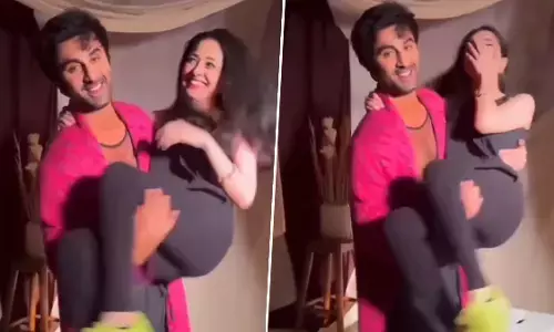 Ranbir Kapoor ने ये किसे गोद में उठा लिया? वीडियो देखकर Alia Bhatt भी हो सकती हैं परेशान Ranbir Kapoor ने ये किसे गोद में उठा लिया? वीडियो देखकर Alia Bhatt भी हो सकती हैं परेशान