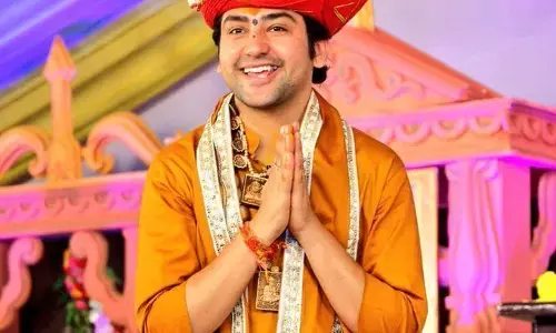 बागेश्वरधाम के धीरेंद्र शास्त्री आपको कैसे लगते हैं? लिखिए जरूर