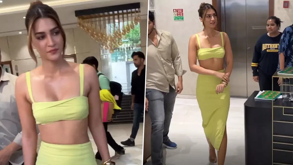 Kriti Sanon Sexy Video: Kriti Sanon ने अपने स्टनिंग अवतार से गिराई बिजली, हॉट वीडियो देख आपके उड़ जाएंगे होश Kriti Sanon Sexy Video: Kriti Sanon ने अपने स्टनिंग अवतार से गिराई बिजली, हॉट वीडियो देख आपके उड़ जाएंगे होश