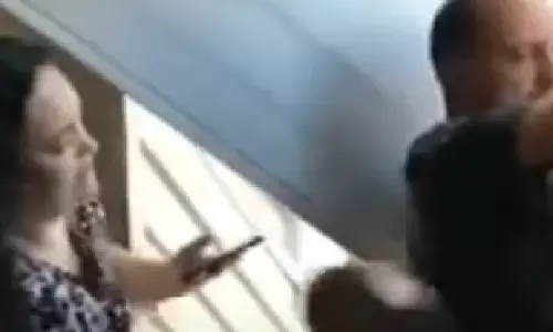 कमरे के अंदर खड़े शख्स को खिड़की के बाहर से बच्चा पकड़ा दिया, फिर कुछ ऐसा किया कि वीडियो हो गया वायरल