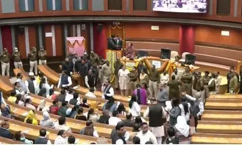 नहीं हो पाया मेयर का चुनाव, हंगामे के बाद सदन अनिश्चितकाल के लिए स्थगित, जय श्रीराम के नारे के बीच पार्षदों का शपथ ग्रहण पूरा नहीं हो पाया मेयर का चुनाव, हंगामे के बाद सदन अनिश्चितकाल के लिए स्थगित, जय श्रीराम के नारे के बीच पार्षदों का शपथ ग्रहण पूरा