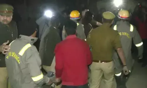लखनऊ में बड़ा हादसा : हजरतगंज में भरभराकर गिरी रिहायशी इमारत, तीन की मौत; कई के दबे होने की आशंका