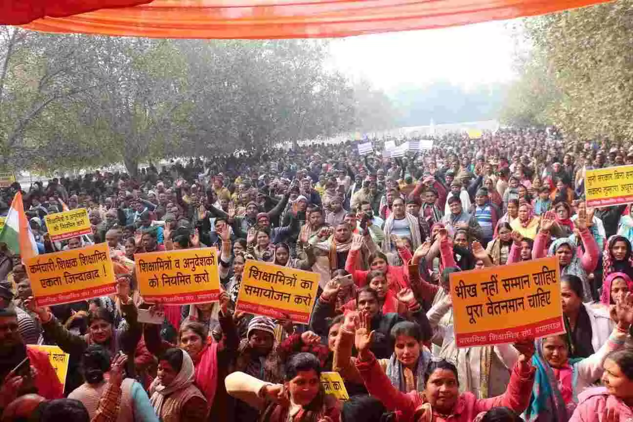 अनुदेशक शिक्षामित्रों को देने को नहीं है 15 दिन का वेतन, जबकि  7 लाख स्नातक को 9000  देने के लिए पैसा है