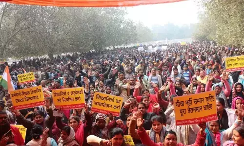 अनुदेशक शिक्षामित्रों को देने को नहीं है 15 दिन का वेतन, जबकि  7 लाख स्नातक को 9000  देने के लिए पैसा है अनुदेशक शिक्षामित्रों को देने को नहीं है 15 दिन का वेतन, जबकि  7 लाख स्नातक को 9000  देने के लिए पैसा है