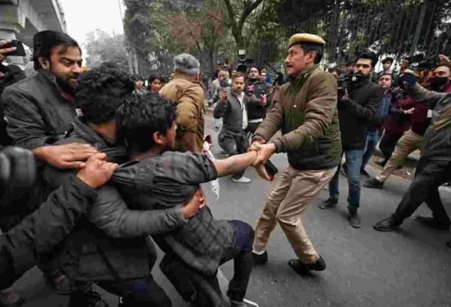 BBC Documentary Controversy: दिल्ली यूनिवर्सिटी में आर्ट फैकल्टी के बाहर लगाई गई धारा- 144, हंगामे के बाद हिरासत में प्रदर्शनकारी छात्र BBC Documentary Controversy: दिल्ली यूनिवर्सिटी में आर्ट फैकल्टी के बाहर लगाई गई धारा- 144, हंगामे के बाद हिरासत में प्रदर्शनकारी छात्र