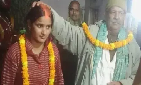 अजब-गजब: 70 साल के चौकीदार का आया बहू पर दिल, मंदिर में लिए 7 फेरे अजब-गजब: 70 साल के चौकीदार का आया बहू पर दिल, मंदिर में लिए 7 फेरे