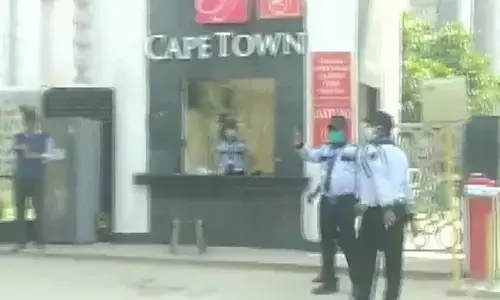 नोएडा में 15वीं मंजिल से गिरकर महिला वकील की मौत नोएडा में 15वीं मंजिल से गिरकर महिला वकील की मौत