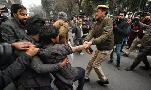 BBC Documentary Controversy: दिल्ली यूनिवर्सिटी में आर्ट फैकल्टी के बाहर लगाई गई धारा- 144, हंगामे के बाद  हिरासत में प्रदर्शनकारी छात्र BBC Documentary Controversy: दिल्ली यूनिवर्सिटी में आर्ट फैकल्टी के बाहर लगाई गई धारा- 144, हंगामे के बाद  हिरासत में प्रदर्शनकारी छात्र