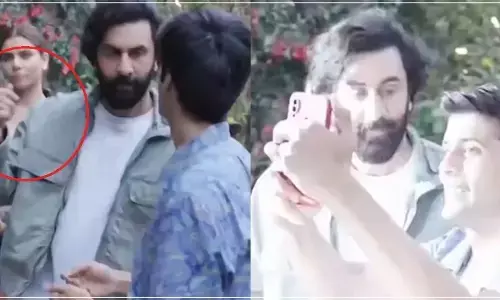 Ranbir Kapoor: रणबीर कपूर ने गुस्से में फेंक दिया फैन का मोबाइल? यूजर्स बोले- और बनो इनके दीवाने Ranbir Kapoor: रणबीर कपूर ने गुस्से में फेंक दिया फैन का मोबाइल? यूजर्स बोले- और बनो इनके दीवाने