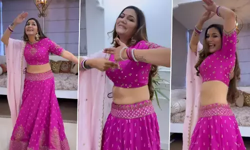 Sapna Choudhary Video: हरियाणवी डांसर सपना चौधरी ने गुलाबी घाघरा-चोली पहनकर किया सेक्सी डांस, हॉटनेस से मचा रही हैं तबाही