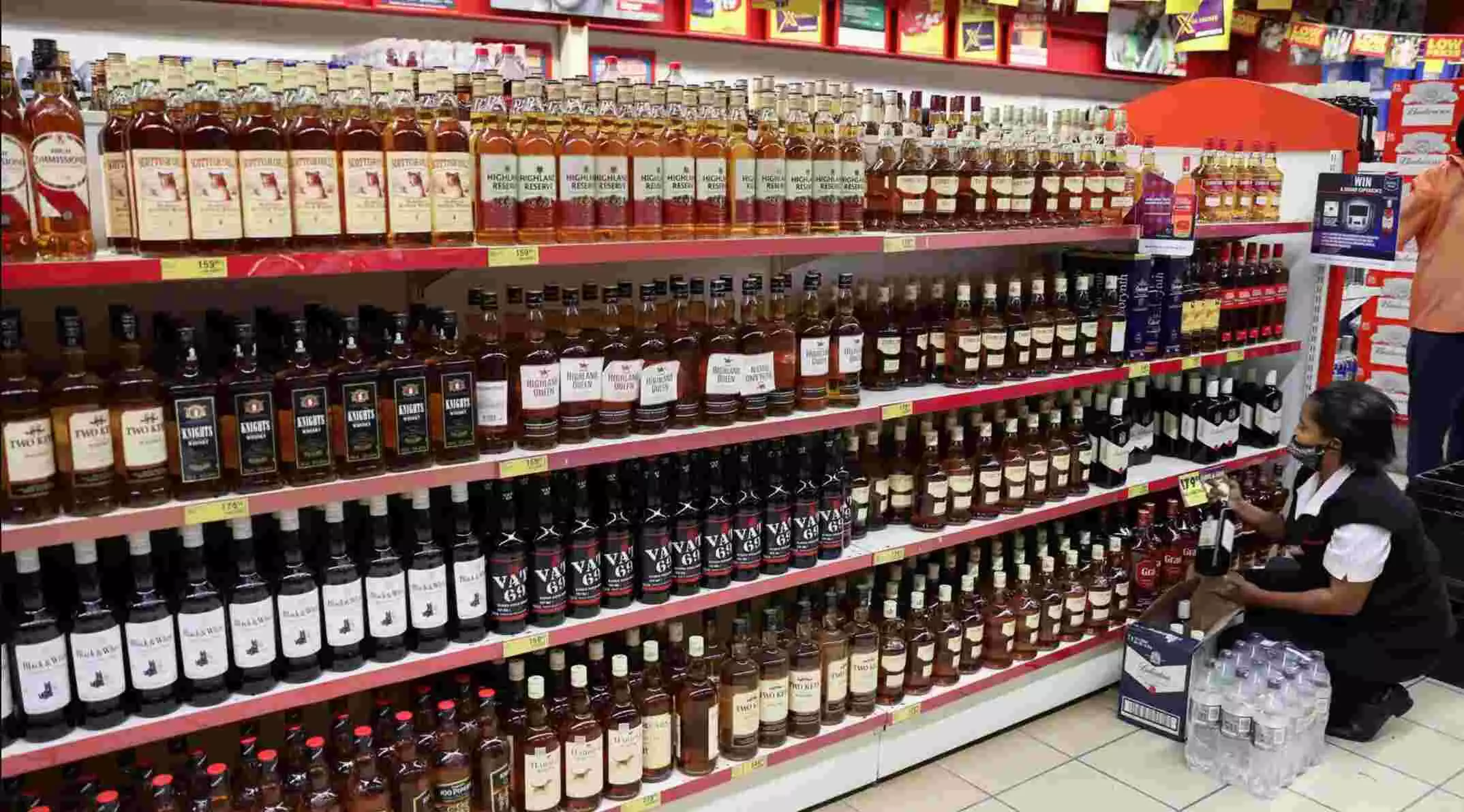 Liquor in UP : यूपी में 1 अप्रैल से इतनी महंगी हो जाएगी शराब, योगी सरकार ने नई एक्साइज पॉलिसी को दी मंजूरी