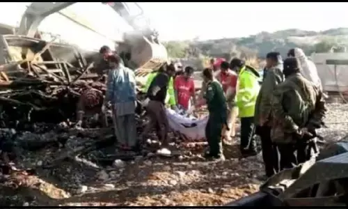 पाकिस्तान में बड़ा हादसा : बलूचिस्तान में गहरे नाले में गिर गई तेज रफ्तार बस, 39 की मौत पाकिस्तान में बड़ा हादसा : बलूचिस्तान में गहरे नाले में गिर गई तेज रफ्तार बस, 39 की मौत