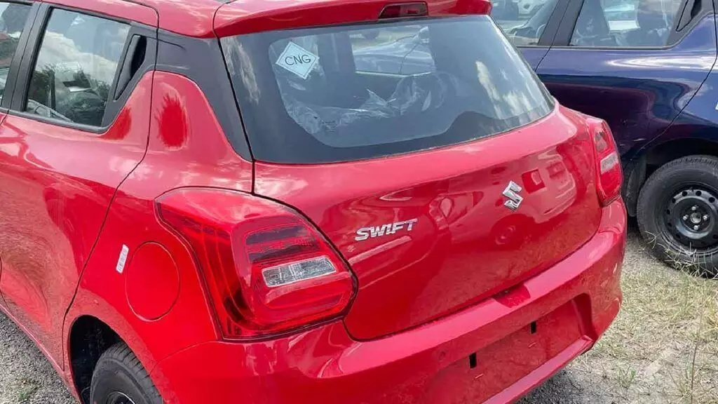 Maruti Swift सीएनजी पर पहली बार मिल रहा फाड़ू ऑफर, एक लाख रुपये से कम में लाएं चमचमाती गाड़ी