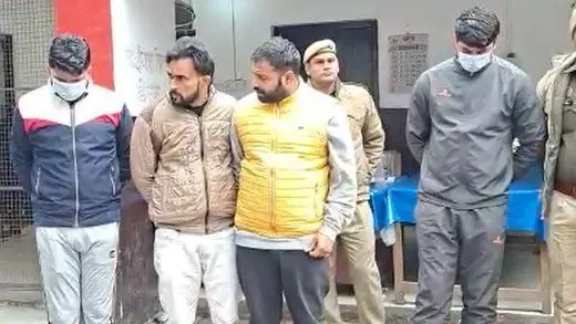 बिजनौर में 2 सिपाही समेत 4 लोग गिरफ्तार, चेकिंग के नाम पर ट्रक पकड़ कर ड्राइवर से मांगे बीस लाख रुपए