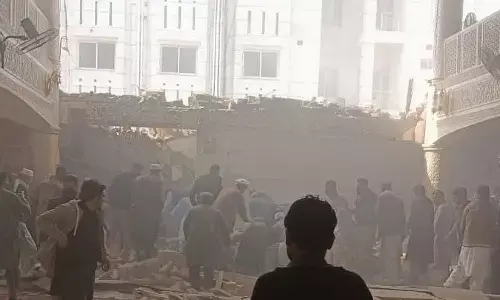 पाकिस्तान में बड़ा हादसा: पेशावर की मस्जिद में आत्मघाती बम विस्फोट, 28 लोगों की मौत कई घायल पाकिस्तान में बड़ा हादसा: पेशावर की मस्जिद में आत्मघाती बम विस्फोट, 28 लोगों की मौत कई घायल