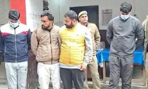 बिजनौर में 2 सिपाही समेत 4 लोग गिरफ्तार, चेकिंग के नाम पर ट्रक पकड़ कर ड्राइवर से मांगे बीस लाख रुपए बिजनौर में 2 सिपाही समेत 4 लोग गिरफ्तार, चेकिंग के नाम पर ट्रक पकड़ कर ड्राइवर से मांगे बीस लाख रुपए