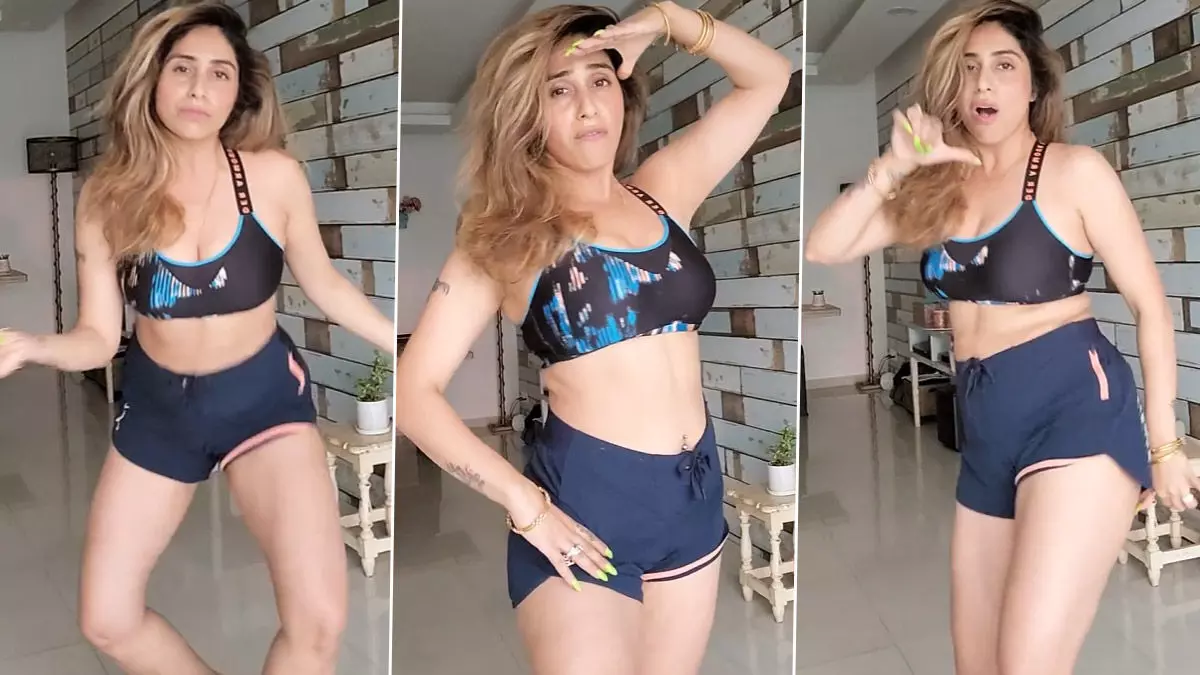 Neha Bhasin Sexy Video: Neha Bhasin ने स्पोर्ट्स ब्रा पहन किया सेक्सी डांस, सिंगर की हॉटनेस ने बढ़ाया सोशल मीडिया का पारा