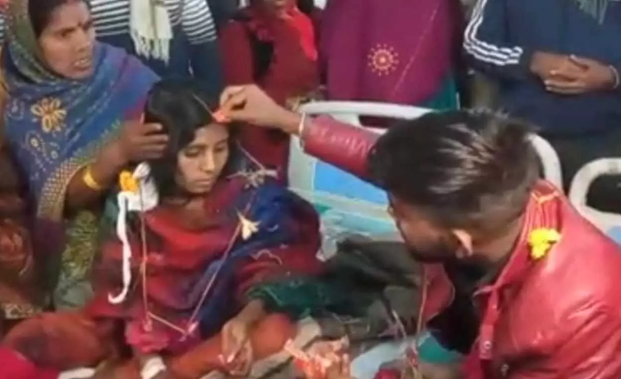 न लग्न- न मुहूर्त…अस्पताल में प्रेमिका की मांग में भरा सिंदूर, बेड पर बैठकर एक-दूजे को पहनाई वरमाला न लग्न- न मुहूर्त…अस्पताल में प्रेमिका की मांग में भरा सिंदूर, बेड पर बैठकर एक-दूजे को पहनाई वरमाला