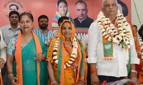 नौ दिन से पेपर लीक मामले में धरने पर बैठे डॉक्टर किरोड़ी लाल मीणा को उठाने गई पुलिस लौटी वापस नौ दिन से पेपर लीक मामले में धरने पर बैठे डॉक्टर किरोड़ी लाल मीणा को उठाने गई पुलिस लौटी वापस