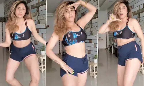 Neha Bhasin Sexy Video: Neha Bhasin ने स्पोर्ट्स ब्रा पहन किया सेक्सी डांस, सिंगर की हॉटनेस ने बढ़ाया सोशल मीडिया का पारा